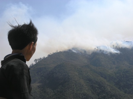 Đám cháy rừng Hoàng Liên vẫn chưa được khống chế