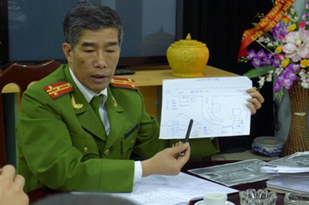 Vụ cháy nhà cổ ở Hoà Bình: Gia hạn điều tra vì nghiêm trọng - 1 Thượng tá Phạm Văn Tiện đang cho phóng viên xem sơ đồ mô tả
lại diễn biến vụ cháy