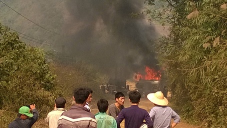 Bất lực đứng nhìn chiếc xe cháy dữ dội trên đường.