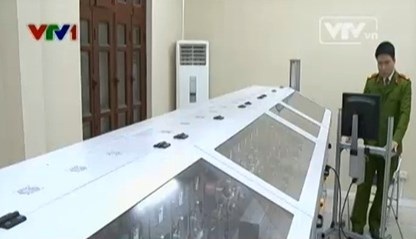 Giải đáp những thắc mắc của người dân về chứng minh thư mới - 1 Một chiếc máy hiện
đại như thế này có thể cho ra đời 700 chứng minh thư mới mỗi giờ.
