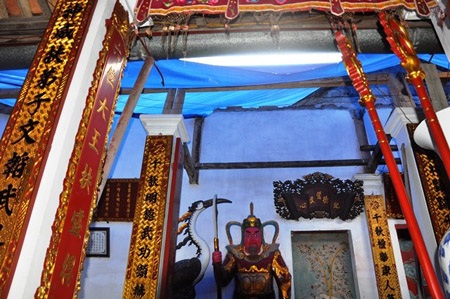 Đình cổ bị xâm hại.