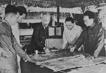 Chủ tịch Hồ Chí Minh với Chiến dịch Điện Biên Phủ - 1 Chủ tịch Hồ Chí Minh và Trung ương Đảng tại Chiến khu Việt Bắc,
tháng 12/1953.