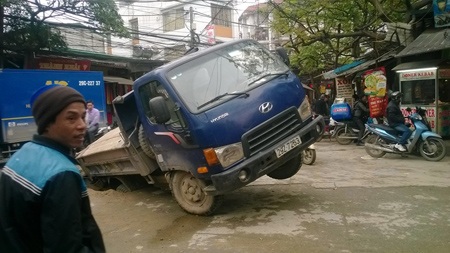 Hà Nội: Hố tử thần “nuốt” ô tô - 1 Chiếc xe bị nuốt nửa đuôi xe