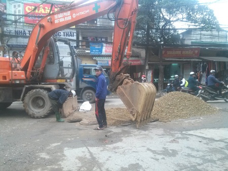 Hà Nội: Hố tử thần “nuốt” ô tô - 2 Khắc phục hiện trường