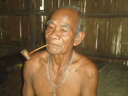 Kỳ lạ tục trai gái ngủ chung thoải mái trước hôn nhân của người Mạ - 2 Già làng K’Gõ. Ảnh T.G