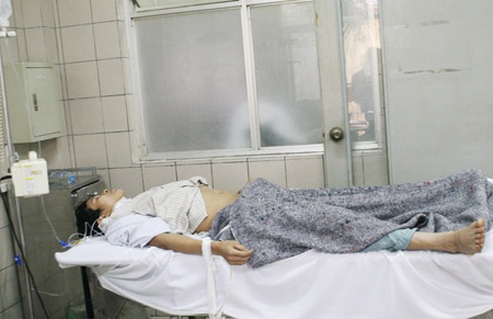 Anh Đặng Hữu Thuận mặc dù tỉnh táo nhưng theo nhận định là trường hợp ngộ độc nặng nhất.