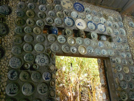 Từ trong nhà đến ngoài ngõ có hàng nghìn cổ vật được gắn lên tường.