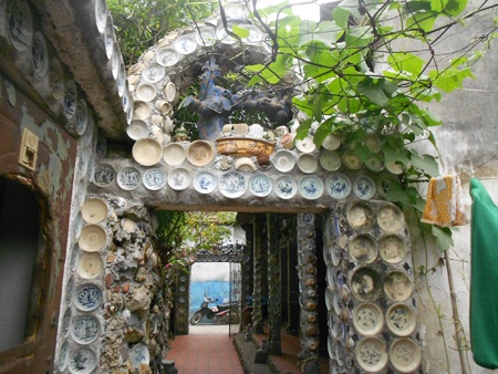 Từ trong nhà đến ngoài ngõ có hàng nghìn cổ vật được gắn lên tường.