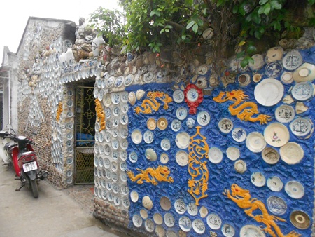 Từ trong nhà đến ngoài ngõ có hàng nghìn cổ vật được gắn lên tường.