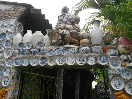 Từ trong nhà đến ngoài ngõ có hàng nghìn cổ vật được gắn lên tường.