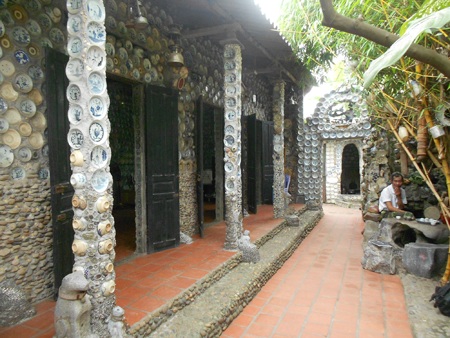 Từ trong nhà đến ngoài ngõ có hàng nghìn cổ vật được gắn lên tường.