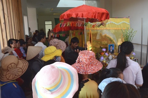 Nổ bình gas trên tàu cá: Nước biển xanh biến thành màu máu đỏ - 1 Người thân, hàng xóm quá đau xót trước sự ra đi của thuyền trưởng Phạm Đức