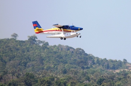 Máy bay Malaysia tạm dừng tìm kiếm, thủy phi cơ Việt Nam vẫn cất cánh - 3 Thủy phi cơ cất cánh ở sân bay Phú Quốc chiều 12/3 (Ảnh: Phạm Tâm)