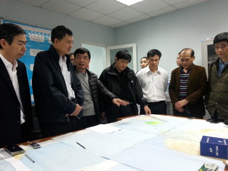 Lãnh đạo Cục Hàng không đang phân tích tình hình và nhận định hướng tìm kiếm (Ảnh: Như Quỳnh)