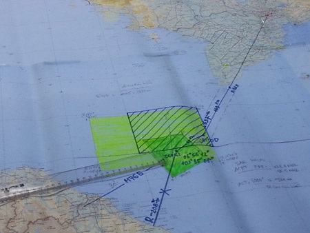 Lãnh đạo Cục Hàng không đang phân tích tình hình và nhận định hướng tìm kiếm (Ảnh: Như Quỳnh)