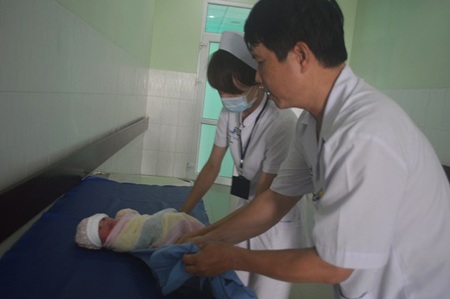 Bé gái sơ sinh bị bỏ rơi trong tủ bánh mì - 1 Bé gái sơ sinh bị bỏ rơi đang được chăm sóc tại bệnh viện