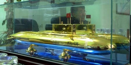 Doanh nhân chế tạo tàu ngầm và ước mơ trực thăng giá 200 triệu đồng - 1 Hình ảnh ông Hòa in vào mô hình chiêc tàu ngầm trên bàn làm việc của ông.
