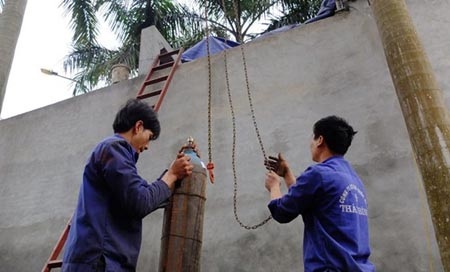 Doanh nhân chế tạo tàu ngầm và ước mơ trực thăng giá 200 triệu đồng - 3 Công nhân vẫn miệt mài với công việc.