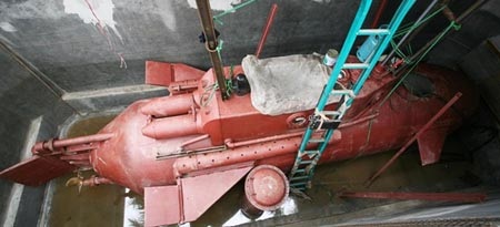 Doanh nhân chế tạo tàu ngầm và ước mơ trực thăng giá 200 triệu đồng - 4 Chiếc tàu ngầm của ông Hòa đang tiếp tục được thử nghiệm trong bể.