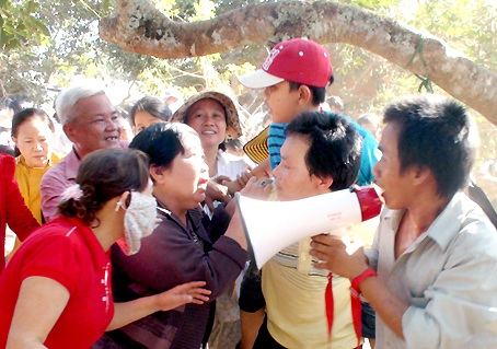 Xử phạt cha nuôi “thần y” nhí 35 triệu đồng - 1 Thần y Phùng Minh Quân đang được cõng để chữa bệnh.