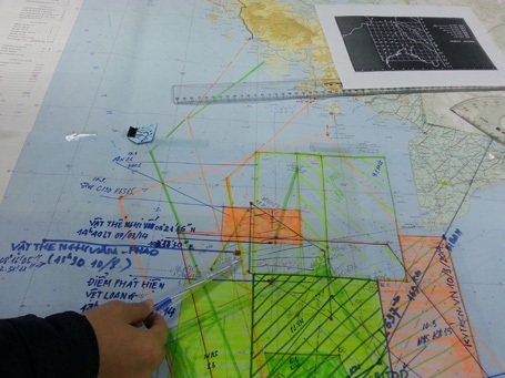 Vị trí phát hiện vật giống máng trượt máy bay (Ảnh: Như Quỳnh)