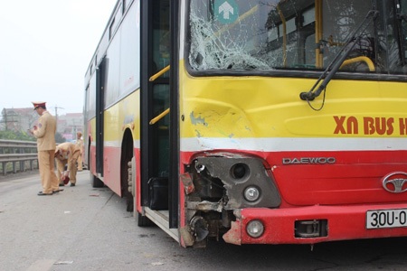 Một bên đèn xe buýt bị hỏng và gương chắn gió phía trước bị rạn vỡ