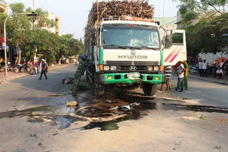 Xe tải mất lái, lao vào đoàn người dừng đèn đỏ - 1 Nguyên nhân
vụ tai nạn được xác định do xe tải chở mía quá tải, bị nổ lốp dẫn đến mất lái.