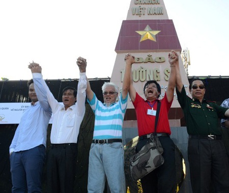 Đoàn đại biểu Việt
kiều trước bia chủ quyền ở đảo Trường Sa Lớn. Ảnh: Trúc Thanh