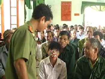 Cậu bé 12 tuổi bị bố mẹ bắt nghỉ học ở nhà làm… “thầy bói” - 1 Cậu bé 12 tuổi bị bố mẹ bắt nghỉ học ở nhà làm… “thầy bói”
