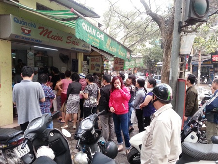 Người Hà Nội rồng rắn xếp hàng mua bánh trôi - 3 Hướng Dương