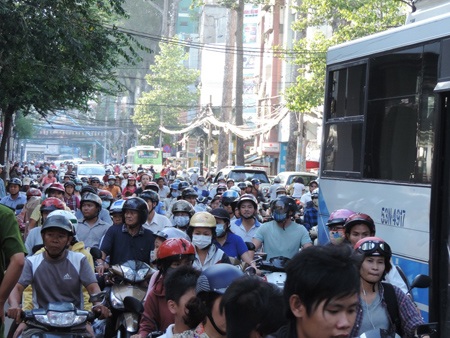 Giao thông ùn tắc sau vụ tai nạn.