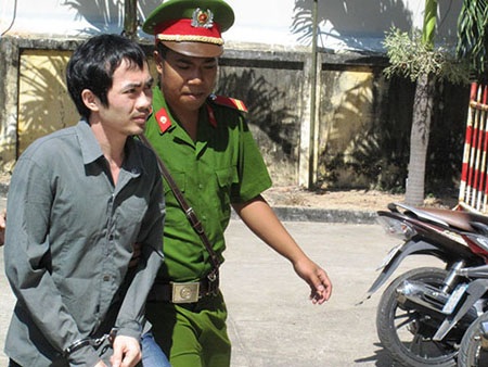 Vụ 5 công an dùng nhục hình: “Chúng tôi chịu rất nhiều áp lực” - 1 Vụ 5 công an dùng nhục hình: “Chúng tôi chịu rất nhiều áp lực”