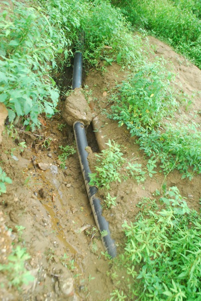 Cận cảnh họng nước thải đang phụt dòng nước có bọt màu trắng ra sông Hồng.