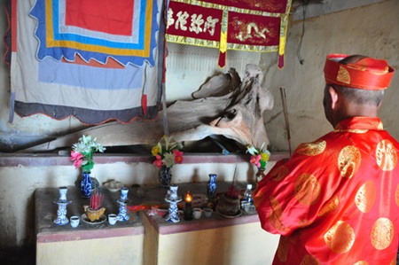 Cá Ông lụy vào bờ biển được ngư dân chôn cất và thờ cúng trong Lăng Ông Nam Hải.