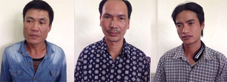 3 trong số hàng chục đối tượng cò bị tạm giữ tại cơ quan CA.