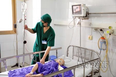 Một bé trai 28 tháng tuổi bị gấu cắn đứt lìa cánh tay - 1 Cháu Vương trong bệnh viện