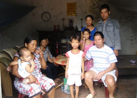 Bi kịch một gia đình mù câm điếc - 1 Chị Sáng (ngoài cùng, bên trái) cùng gia đình tàn tật của
mình