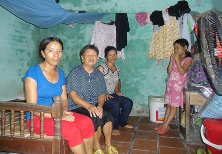 Bà Thang (giữa) mù lòa trong căn nhà lụp sụp
