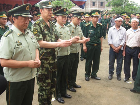 Đại diện đoàn Trung Quốc tới thắp hương trước vong linh các liệt sĩ