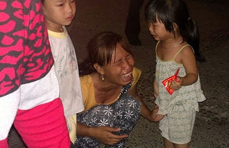 Lừa vợ ly hôn để cưới người khác - 1 Mẹ con chị B. khóc nức nở trước sân khách sạn 19/4. Ảnh: PN