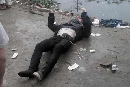 Nhặt mũ bảo hiểm, phát hiện xác chết trong tư thế lái xe máy - 1 Nạn nhân chết trong tư thế lái xe máy.