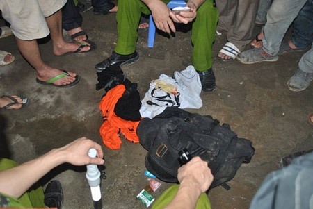 Nhặt mũ bảo hiểm, phát hiện xác chết trong tư thế lái xe máy - 2 Vật dụng trong túi của nạn nhân xấu số.