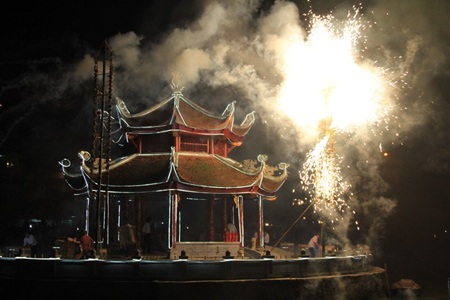 Hà Nội: Màn biểu diễn pháo bông sau 20 năm bị cấm - 1 Hà Nội: Màn biểu diễn pháo bông sau 20 năm bị cấm