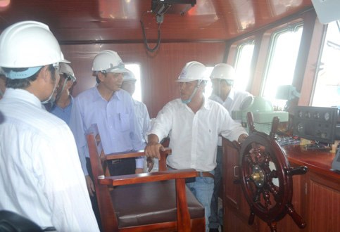 Trong buồng lái tàu cá vỏ thép Hoàng Anh 01