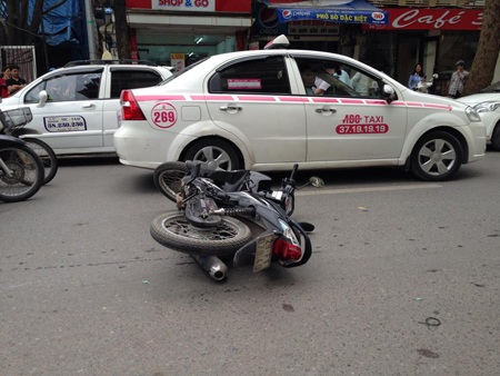 Chiếc xe máy của ông Chiến nằm lại hiện trường