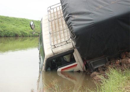 Né trạm cân, xe tải lao xuống mương - 1 Chiếc xe cắm đầu xuống mương nước nhưng rất may tài xế an toàn