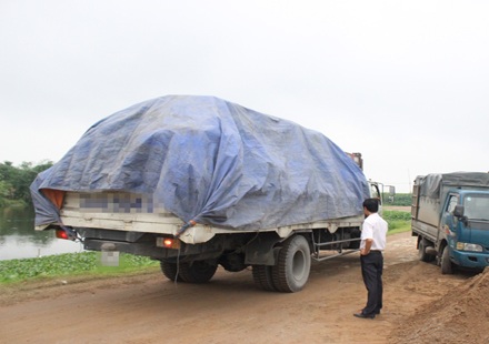 Không thông quan cửa khẩu cho xe quá tải trọng - 2 Xe quá tải đi vào các tuyến đường nhỏ để tránh trạm cân xe Ba Hàng - Hải Dương (Ảnh: Nguyễn Dương)