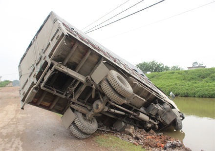 Né trạm cân, xe tải lao xuống mương - 2 Chiếc xe cắm đầu xuống mương nước nhưng rất may tài xế an toàn