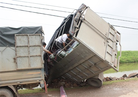 Né trạm cân, xe tải lao xuống mương - 3 Một chiếc xe tải nhẹ được điều đến hạ hàng trên thùng xe tải gặp nạn