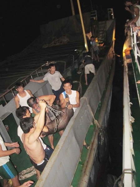 Tiếp tế trong đêm giữa Hoàng Sa - 2 Tàu KN 761 phải tiếp nhận lương thực trong đêm. Ảnh: Nam Cường